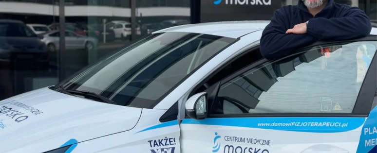 Senior boi się chodzić po upadku - jak może pomóc rehabilitacja domowa