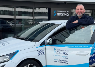 Senior boi się chodzić po upadku - jak może pomóc rehabilitacja domowa